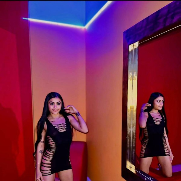 Me acerco con una dulzura seductora