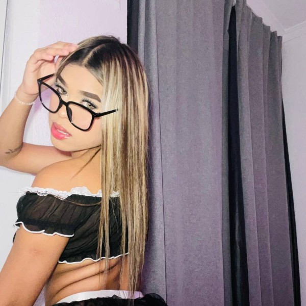 Andrea, muy joven y cachonda