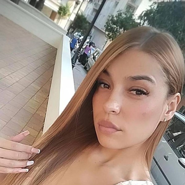 Hoy me siento traviesa y lista para tus deseos más ardientes.
